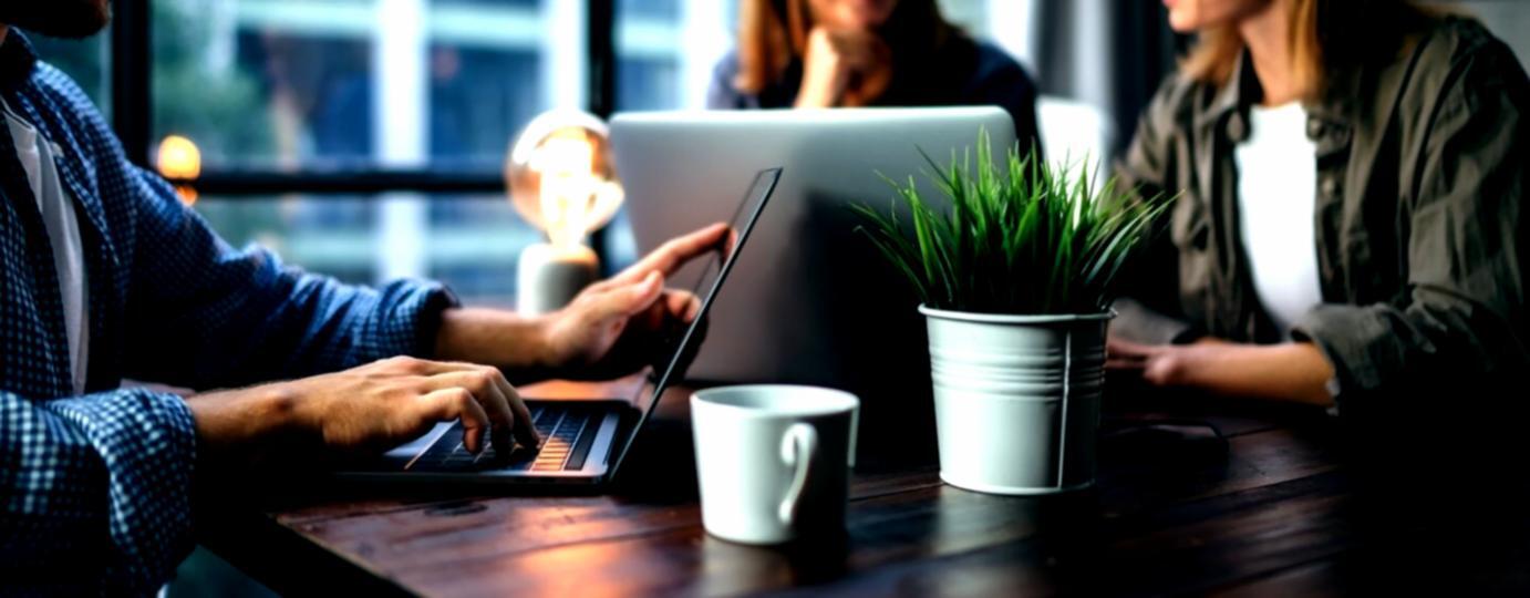 Estudiante trabajando en optimización móvil